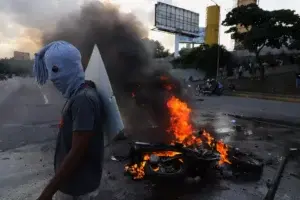 Opositores venezolanos cierran calles en repudio por muerte de manifestante