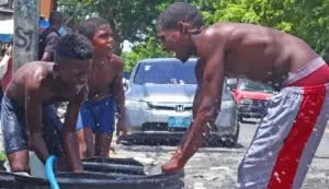 Papás celebran entre la escasez y la ternura