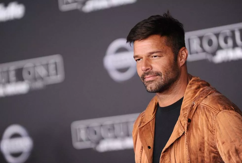 Ricky Martin dice que se le da “muy bien” el papel de amante de Versace