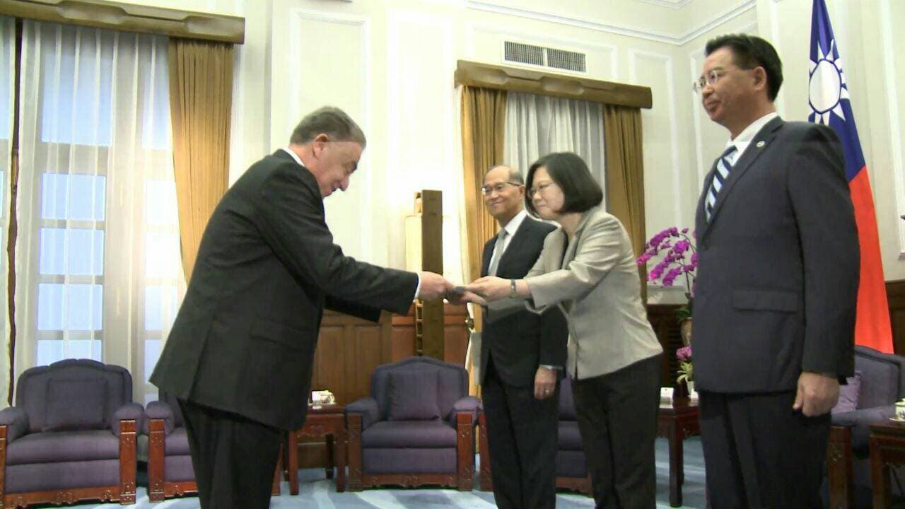 Embajador Soto Jiménez presenta credenciales a la presidenta de Taiwán