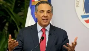 Peralta dice Gobierno cobrará servicios de salud a extranjeros