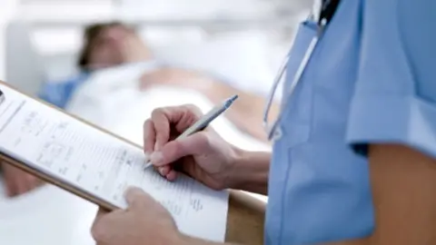 Salud Pública exhorta a médicos completar historial clínico de pacientes durante atención