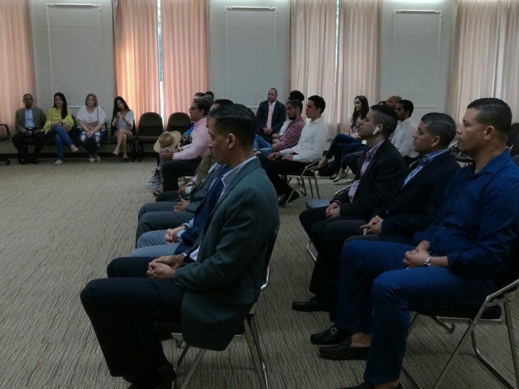   Parte de los estudiantes que asistieron a la reunión encuentro con el embajador dominicano en la República de China, Taiwán.