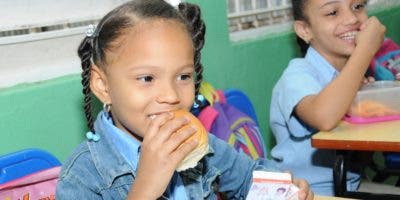 Umphi lista para servir el desayuno escolar