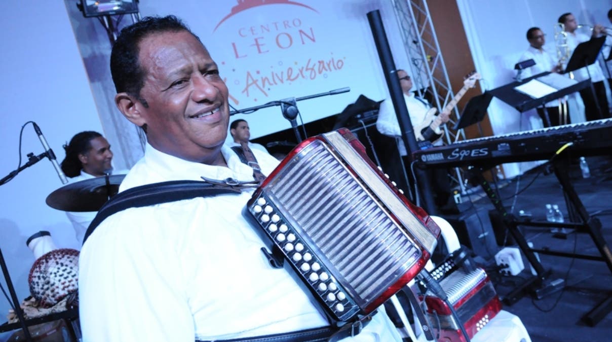 Rafelito Román enseña música típica y crea  talentos