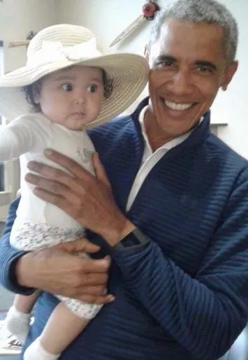 Mujer le pide a Obama que le cargue su niña