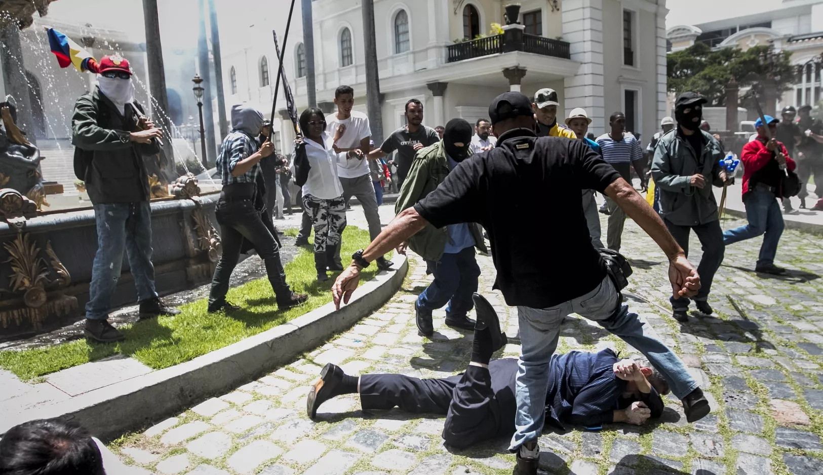 Grupos chavistas irrumpen en el Parlamento venezolano y hieren a diputados
