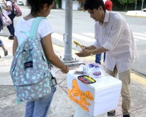 Vendedor venezolano de empanadas y jugos en la calle.