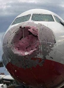 Granizo destruyó el frente de un avión