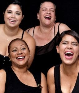 Actrices comparten en una obra teatral