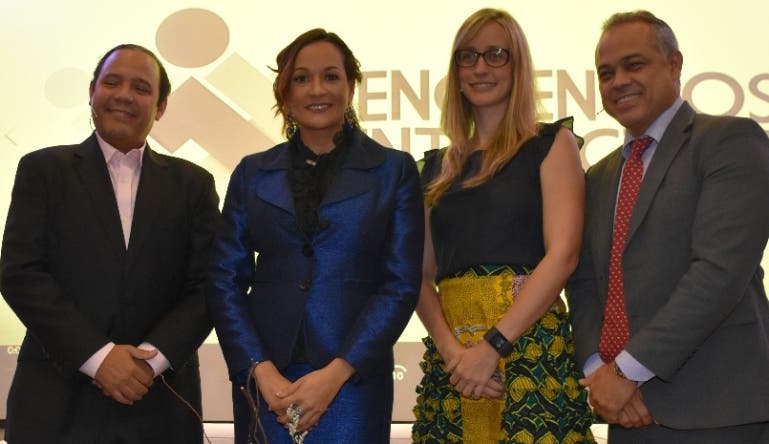 Augusto Romano, Lady Reyes, Ana Karina Cárdenas y Ulises Jiménez al concluir el evento de Encuentros Interactivos.