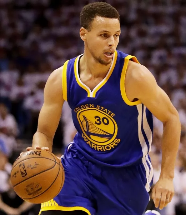 Curry comanda a Warriors, toman ventaja de 2-0 en final NBA