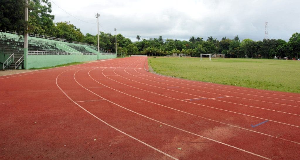 Aquí se puede observar las condiciones de la pista de atletismo, y un campo de fútbol, no adecuados para competir en unos Juegos Nacionales.