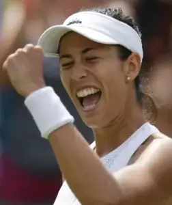 Muguruza sorprende a Kerber en Wimbledon