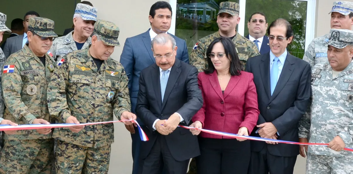 Gobierno dona 298 viviendas a militares; abre hogar de ancianos