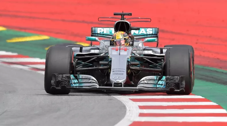 Lewis Hamilton y  Sebastian Vettel en duelo en Gran Bretaña