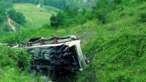 Al menos 8 muertos y 30 heridos deja caída de autobús a río en selva peruana