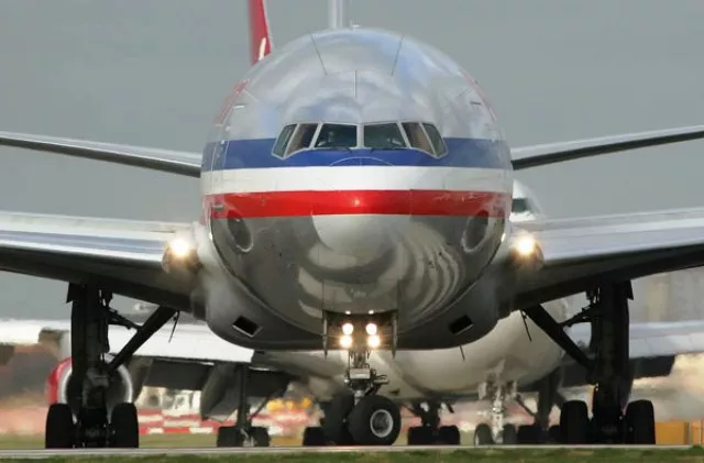 Atleta realiza trifulca dentro de avión, apresan hombre con 42 cajas de bebidas adulteradas