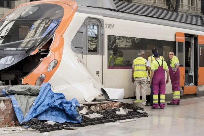 Tren choca contra final de la vía en Barcelona; 56 heridos