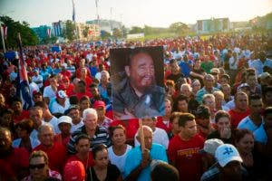 Un manifestante levanta una afiche con la imagen del líder de la Revolución Cubana, Fidel Castro.