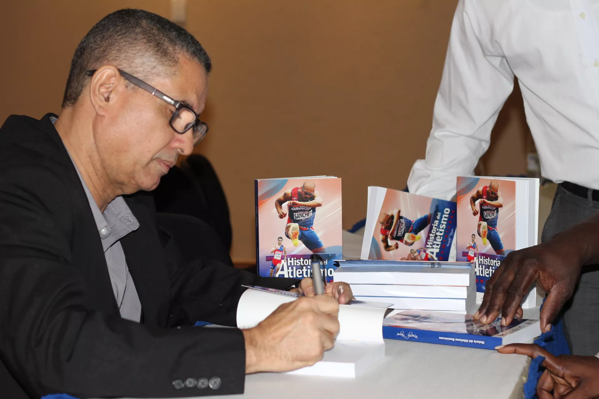 Periodista Kennedy Vargas publica libro sobre la historia del atletismo en RD