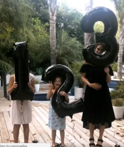 Jessica Alba anuncia la llegada de su tercer hijo junto a sus hijas