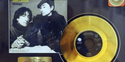 Ponen en venta el disco que John Lennon firmó a su asesino antes de morir