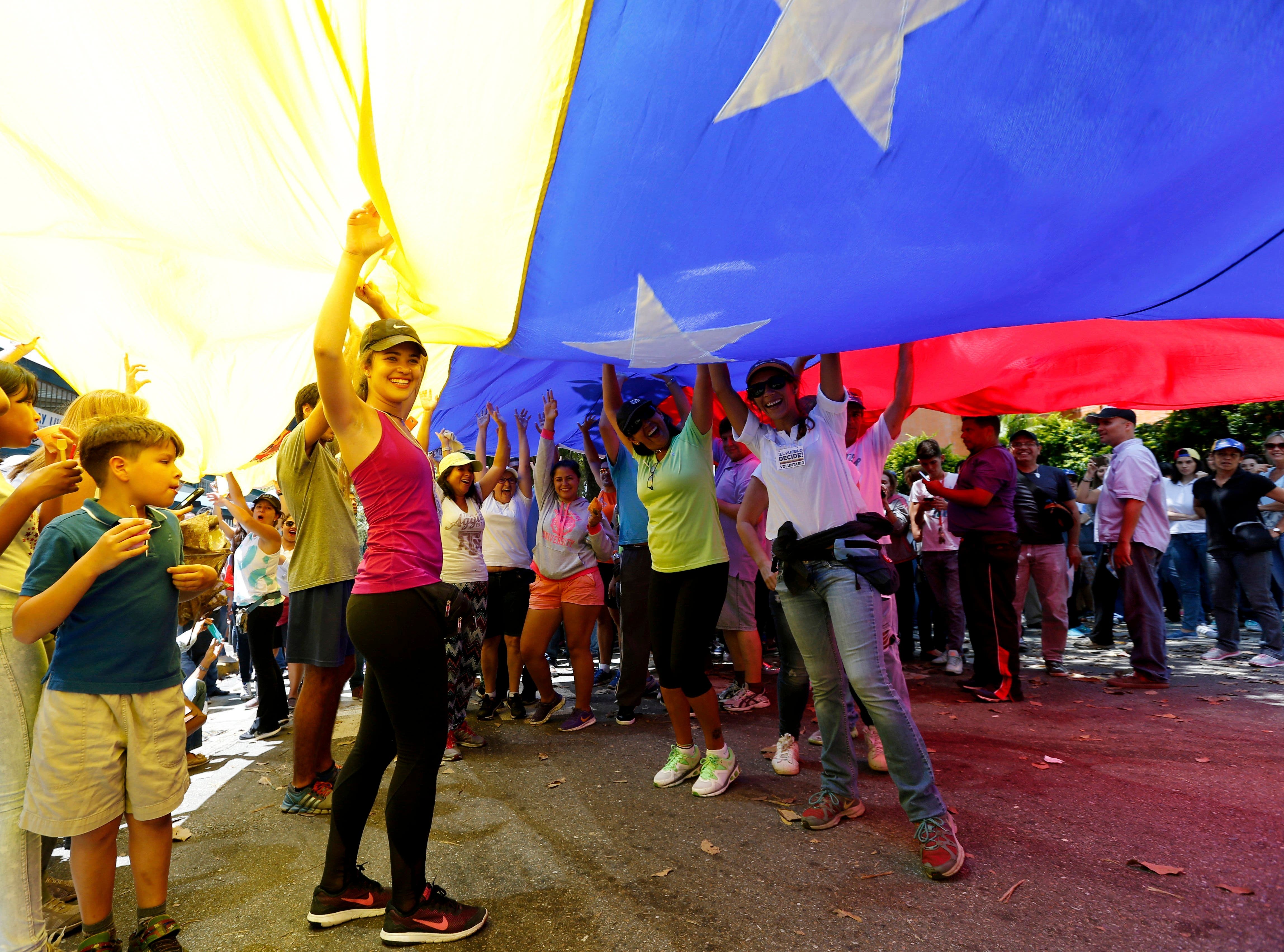 Oposición venezolana dice Maduro quedó “revocado” con resultado de plebiscito