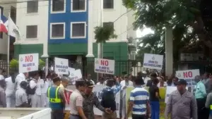 CMD realiza vigilia frente a CNSS en demanda de aumento de honorarios y tarifas