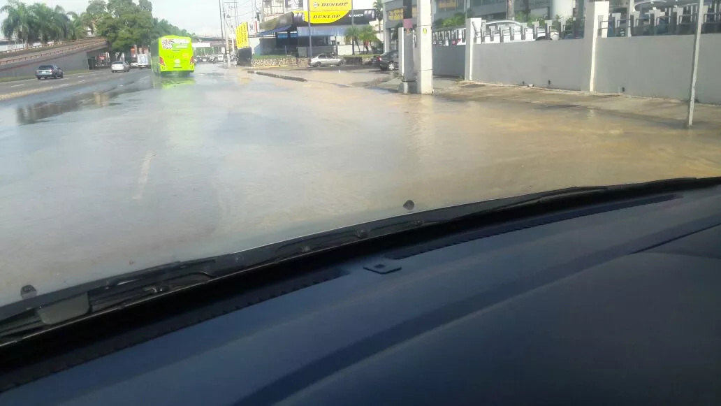 Avería provoca desperdicio de agua frente a la Superintendencia de Electricidad