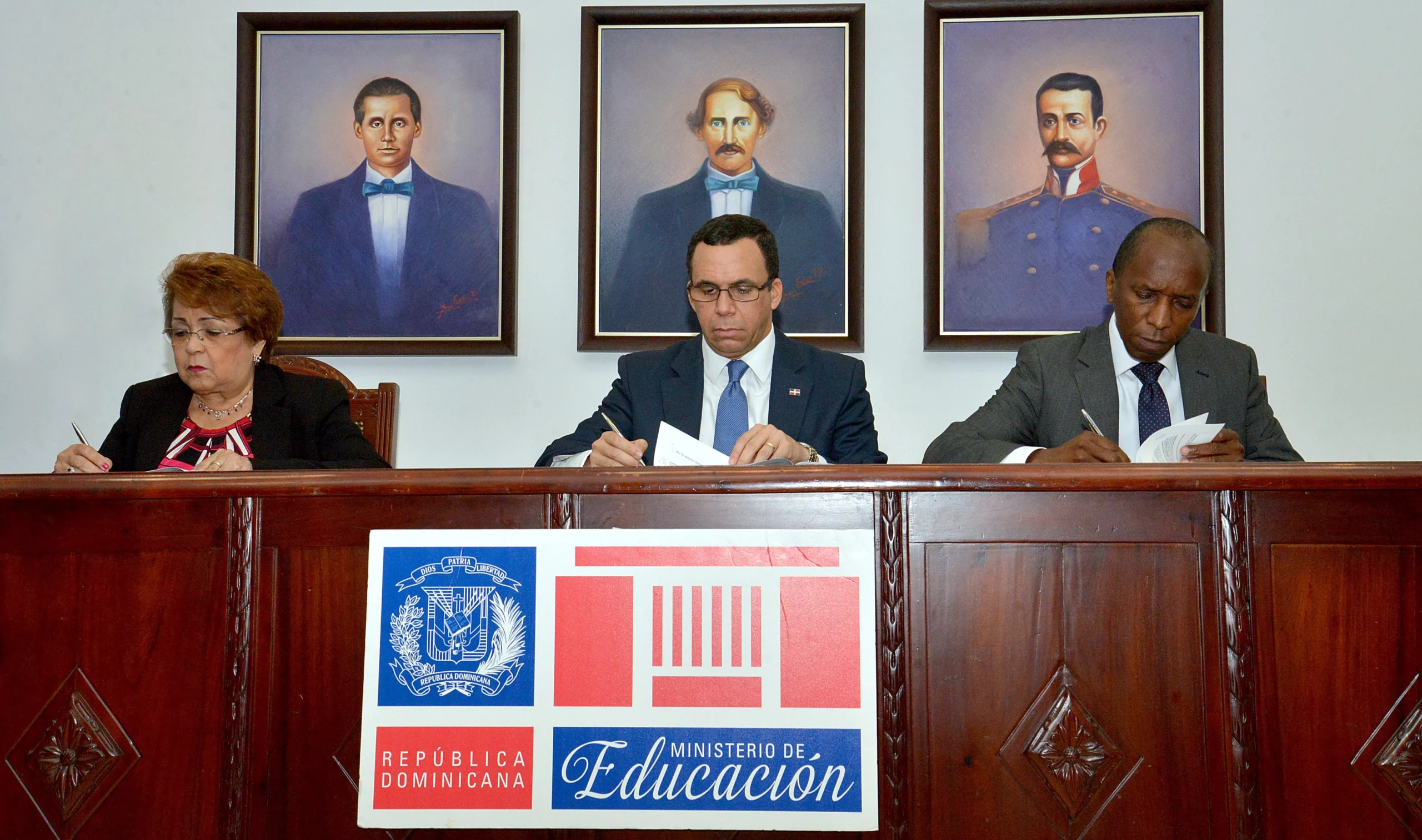 Firman convenio para formar 20 mil nuevos docentes