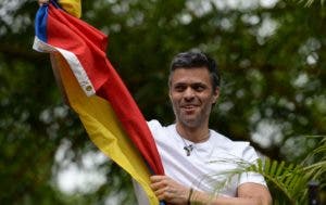 Leopoldo López saluda desde su casa tras recibir medida de arresto domiciliario