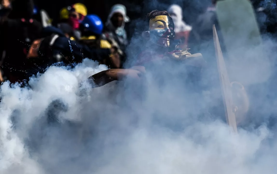 Siete militares heridos al estallar un explosivo durante protesta en Caracas