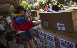 Abren urnas para plebiscito contra Nicolás Maduro en Venezuela