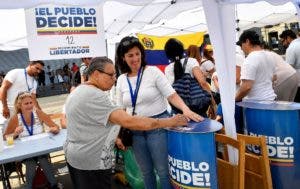 Un muerto y tres heridos en tiroteo durante plebiscito opositor en Venezuela