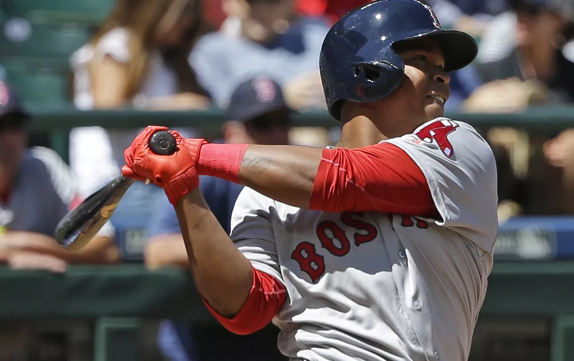 Dominicano Rafael Devers, de 20 años, pega jonrón con Boston