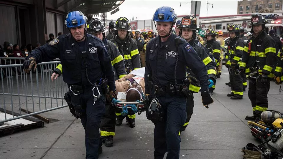 Accidente entre un todocaminos y autobús deja doce heridos en Nueva York