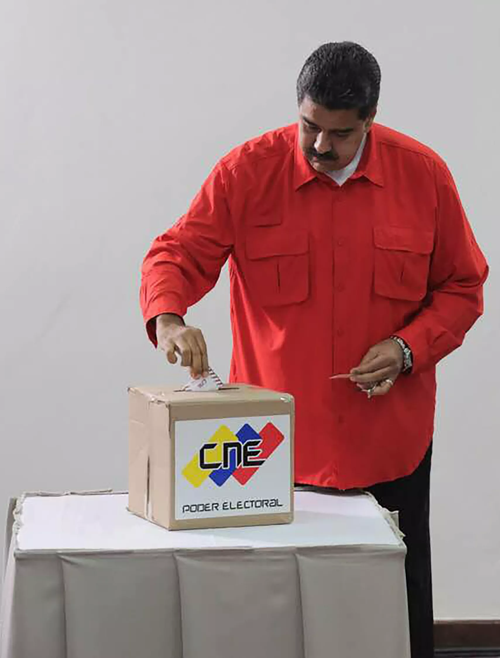 Maduro vota primero en la elección de la Constituyente en Venezuela