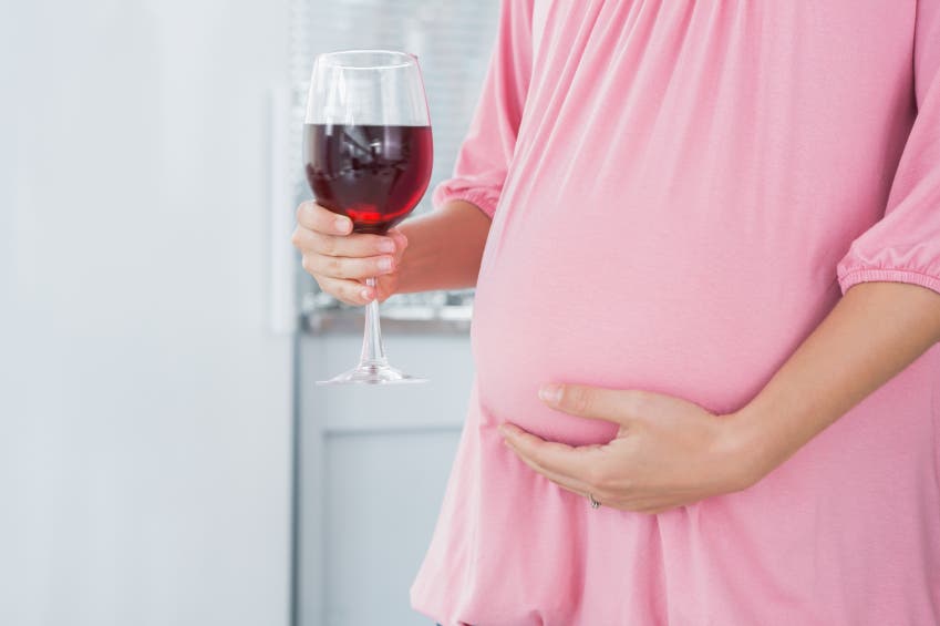 Beber esporádicamente alcohol durante embarazo también afecta a neuronas bebé