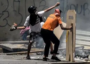 Una protesta contra Maduro atranca Caracas y limita la actividad comercial