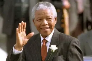 Nuevo libro sobre Nelson Mandela suscita controversia