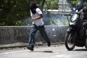 Cuerpos de seguridad dispersan protestas en varias zonas de Caracas