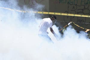  Los manifestantes de la oposición chocan con la policía antidisturbios durante una protesta contra el gobierno en Caracas, el 20 de julio de 2017. Una huelga nacional de 24 horas se inició en Venezuela el jueves, en un intento de la oposición para aumentar la presión sobre el presionado presidente Nicolas Maduro, Meses de manifestaciones callejeras mortales. / AFP