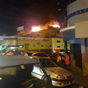 Incendio afecta a almacén Casa Evelyn  en Villa Juana