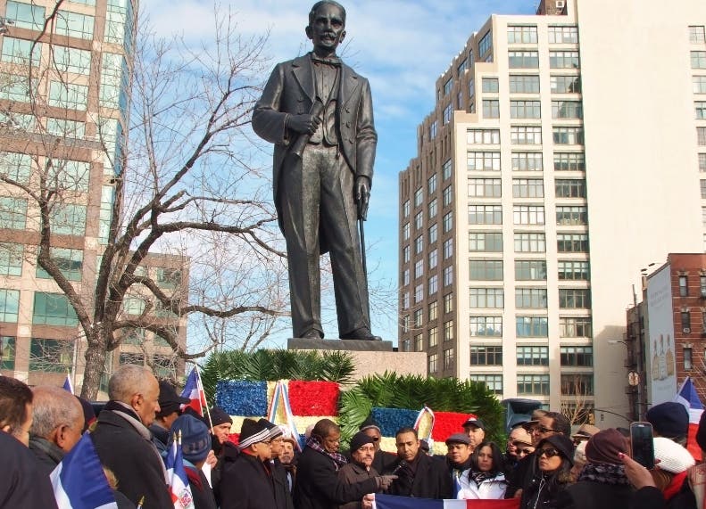Miguel Vargas defiende estatuas de Duarte
