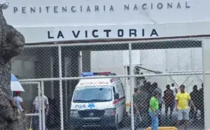 A la cárcel hombre que intentó lanzar pareja desde balcón en Villa Juana