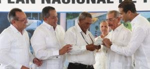 Presidente Danilo Medina entrega títulos de propiedad en San Juan y Elías Piña