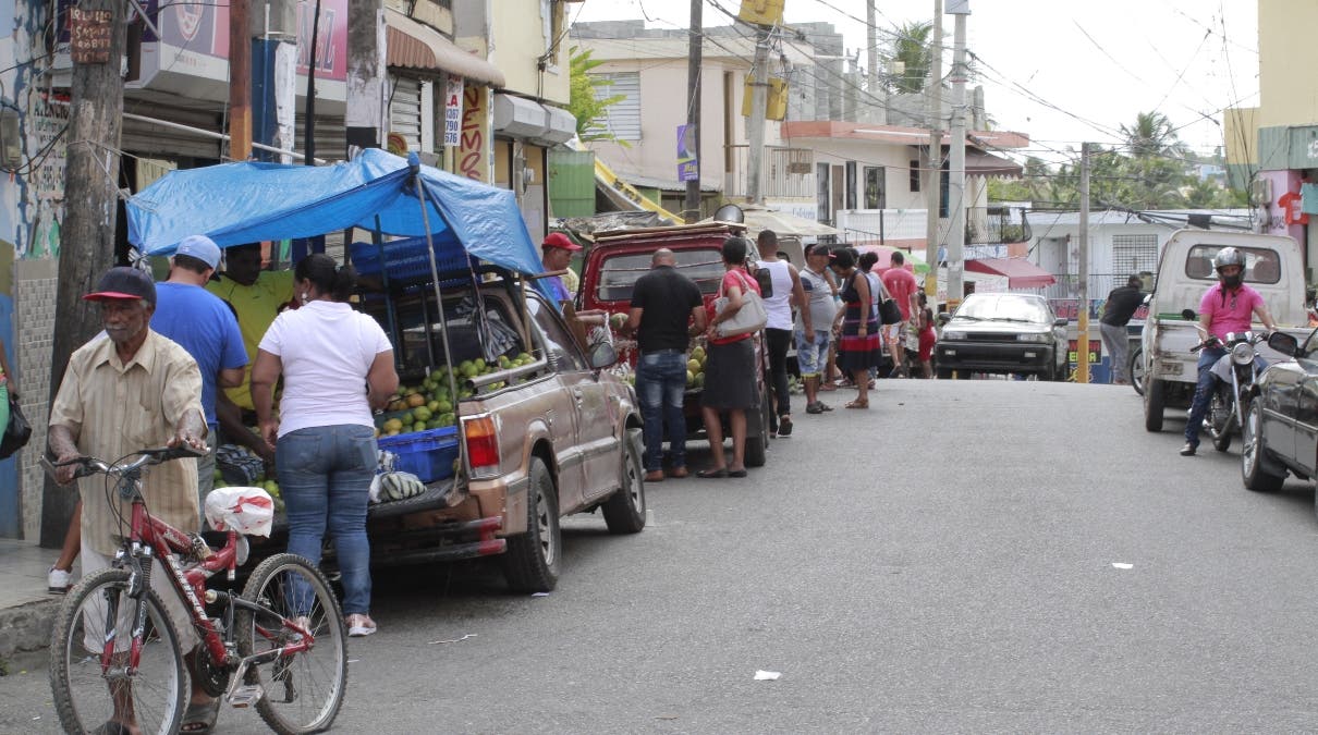 La Policía apresa dos rasos y dos civiles vincula a bandas en Santo Domingo Oeste