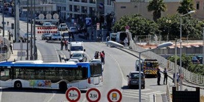 Una furgoneta embiste dos paradas de autobús en Marsella y deja un muerto