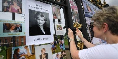 Ofrendas florales recuerdan a Diana a 20 años de su muerte